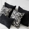 Černý dekorativní polštář Glow 45x45 Černý dekorativní polštář Glow 45x45